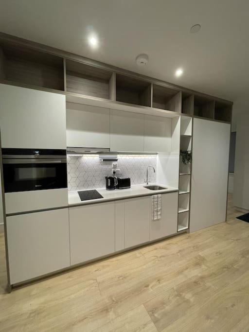 Luxx Apartment & Suites, London Heathrow Airport, Terminal 4, Piccadilly Underground Train Station Nearby! Ґіллінґдон Екстер'єр фото