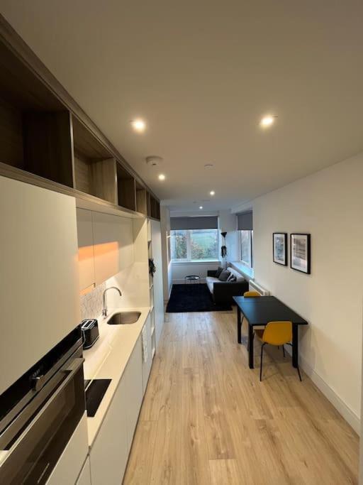Luxx Apartment & Suites, London Heathrow Airport, Terminal 4, Piccadilly Underground Train Station Nearby! Ґіллінґдон Екстер'єр фото