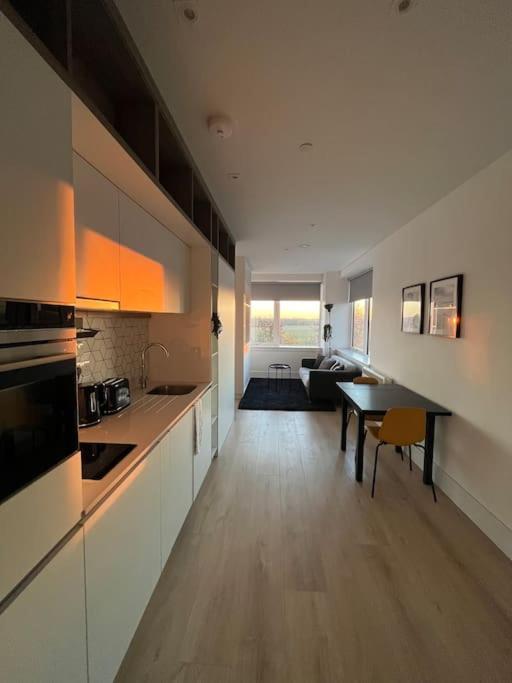 Luxx Apartment & Suites, London Heathrow Airport, Terminal 4, Piccadilly Underground Train Station Nearby! Ґіллінґдон Екстер'єр фото