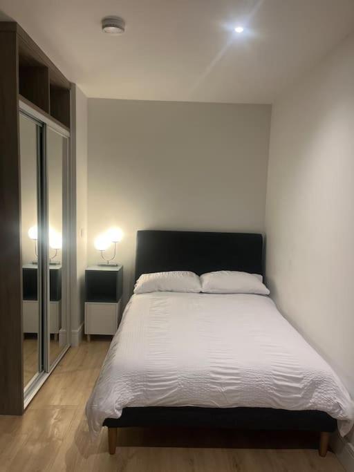 Luxx Apartment & Suites, London Heathrow Airport, Terminal 4, Piccadilly Underground Train Station Nearby! Ґіллінґдон Екстер'єр фото