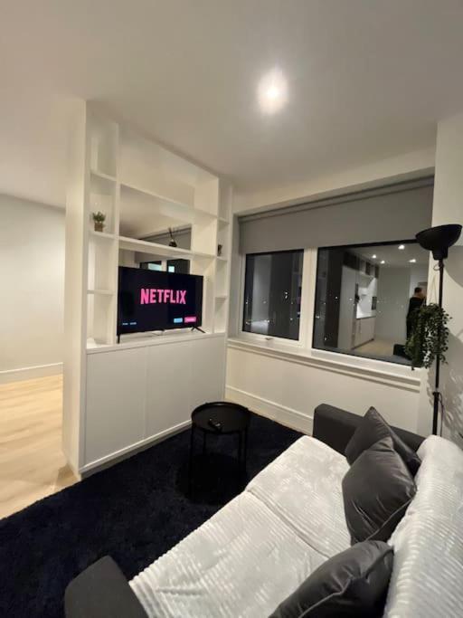 Luxx Apartment & Suites, London Heathrow Airport, Terminal 4, Piccadilly Underground Train Station Nearby! Ґіллінґдон Екстер'єр фото
