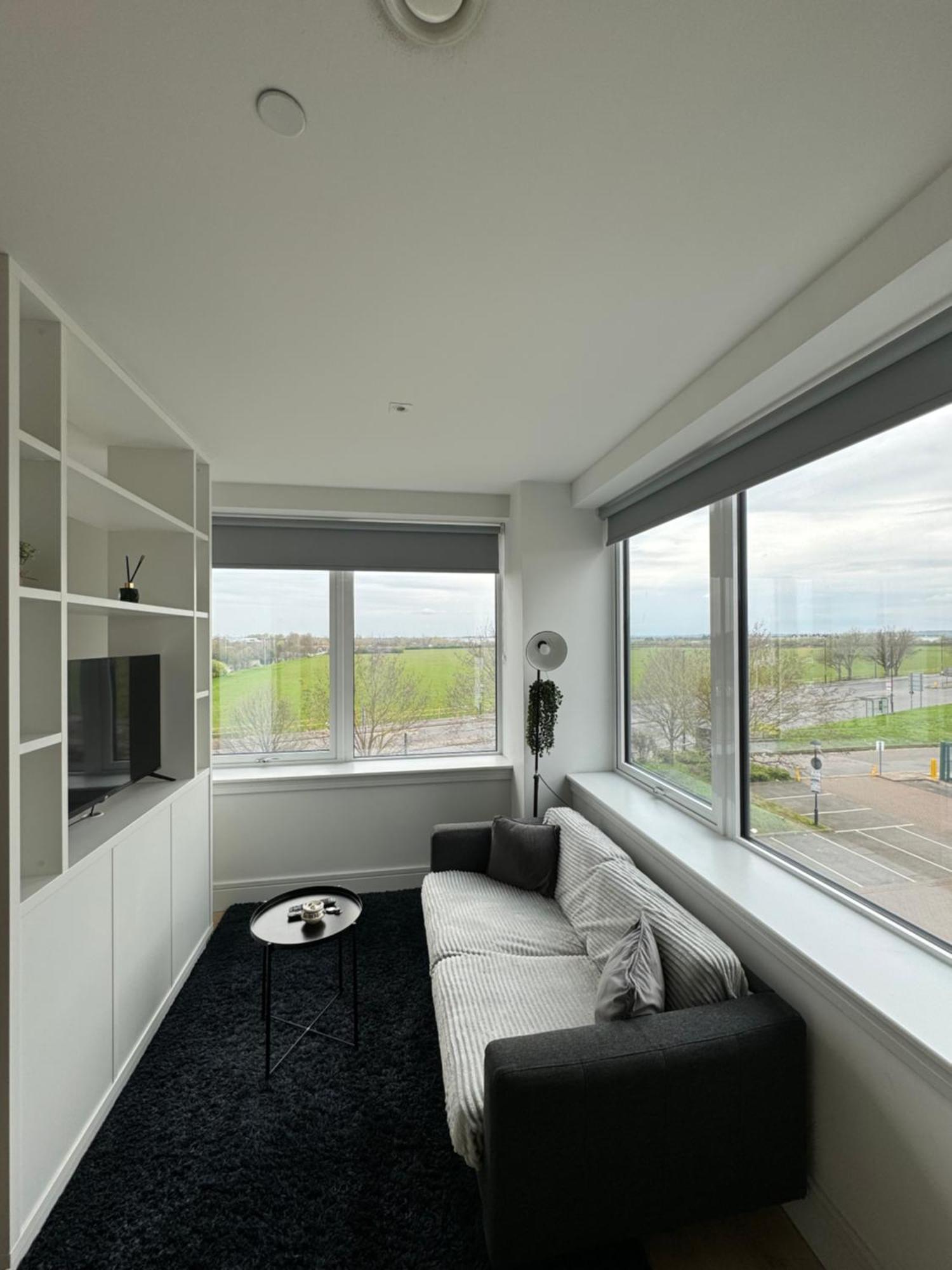 Luxx Apartment & Suites, London Heathrow Airport, Terminal 4, Piccadilly Underground Train Station Nearby! Ґіллінґдон Екстер'єр фото