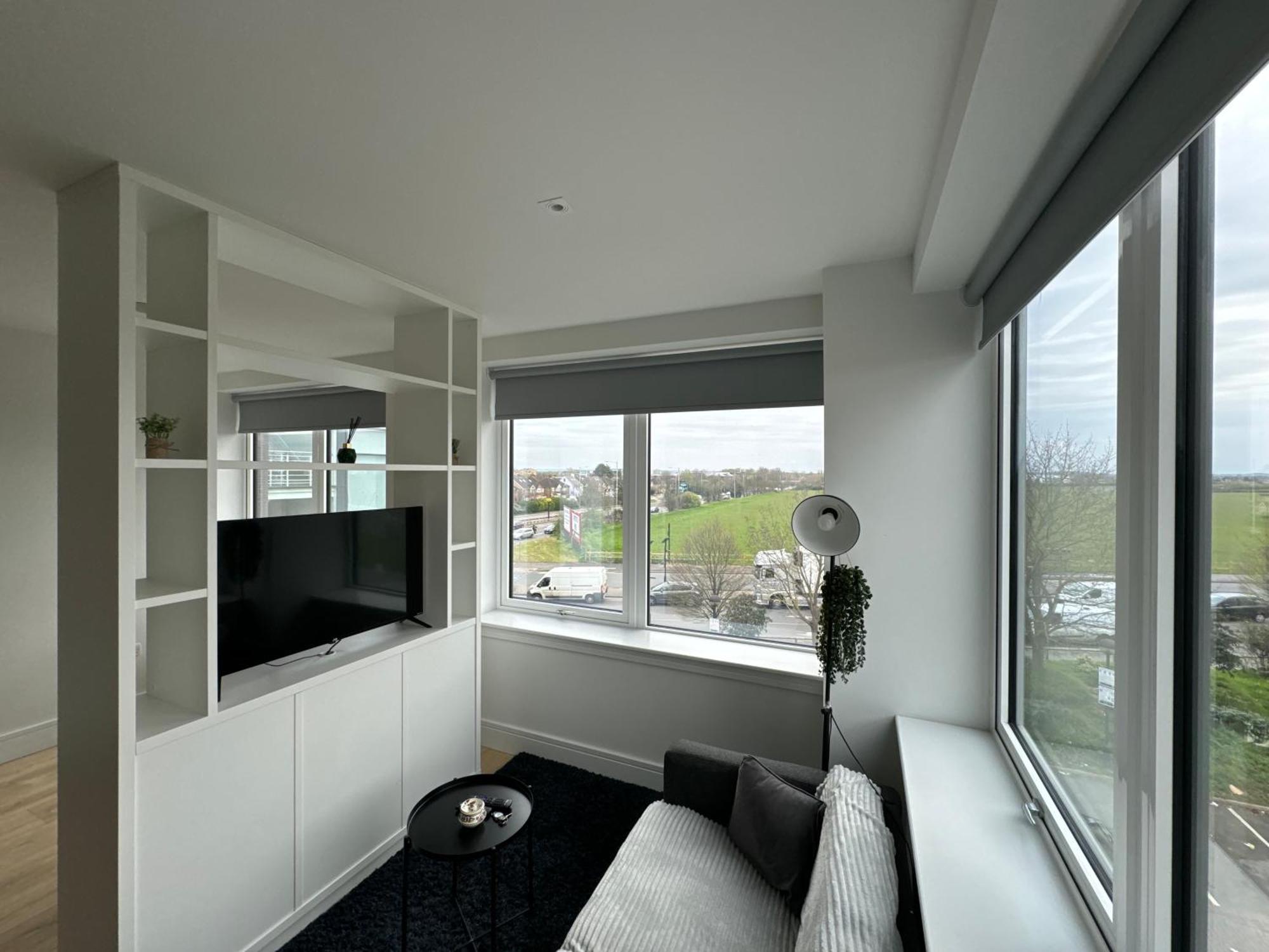 Luxx Apartment & Suites, London Heathrow Airport, Terminal 4, Piccadilly Underground Train Station Nearby! Ґіллінґдон Екстер'єр фото